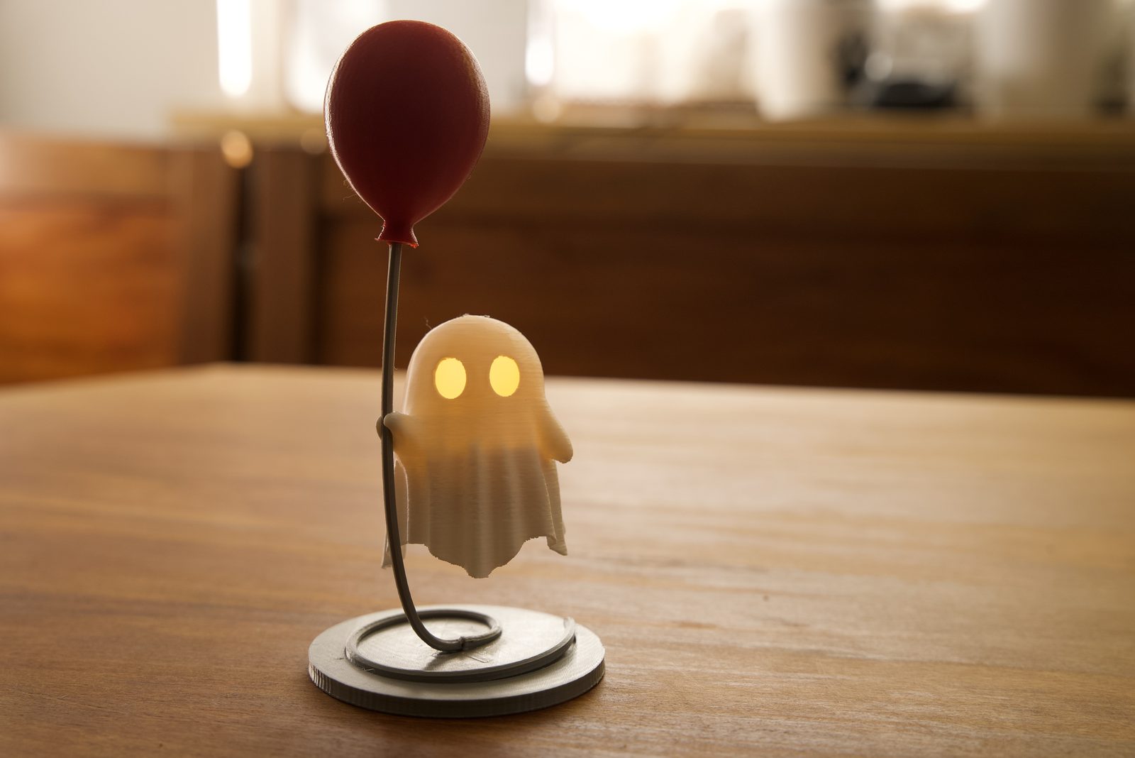 Ballongeist — Foto 2 von 14: ganzes Produkt mit rotem Ballon, leuchtet, andere Perspektive (eigenes Foto)