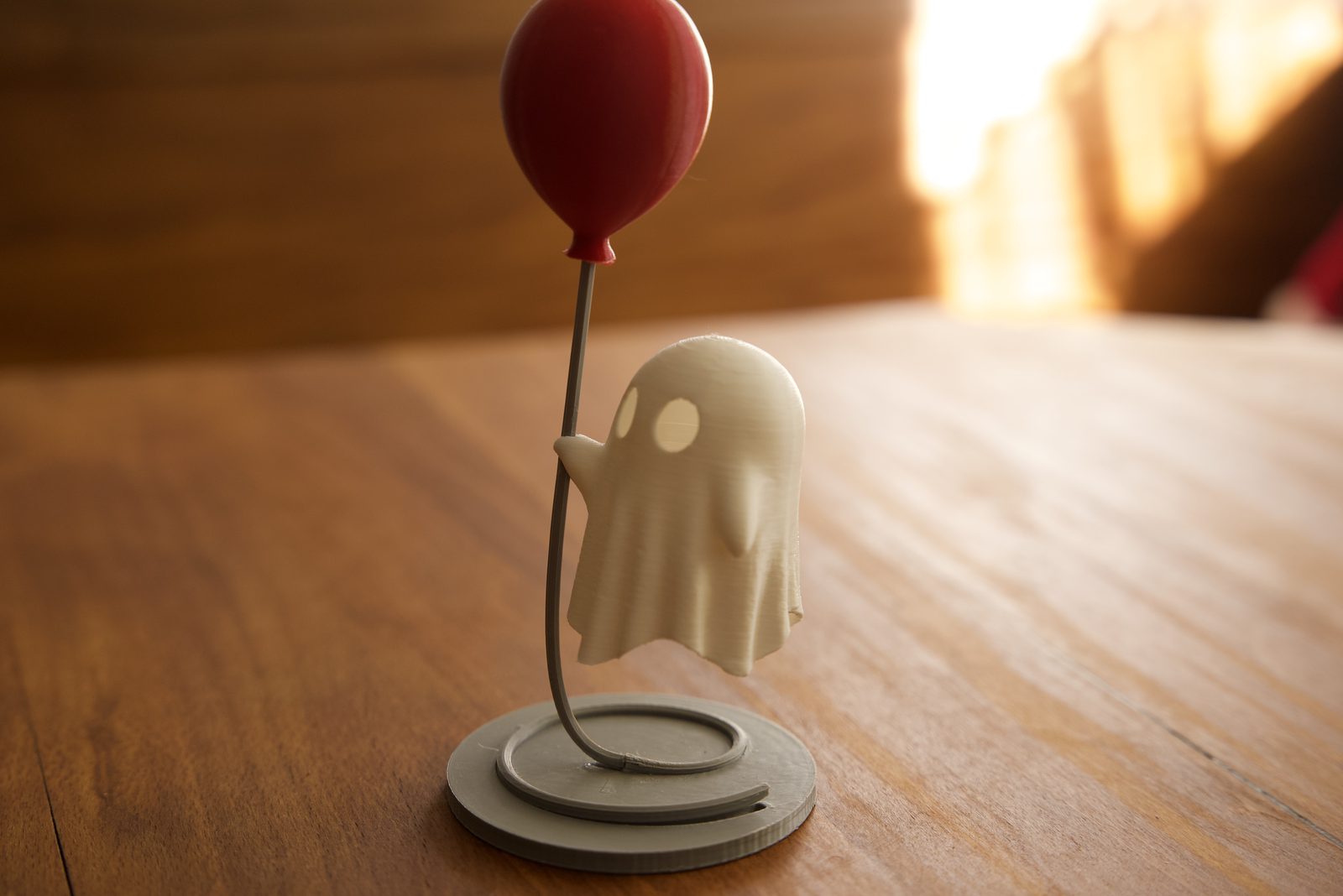 Ballongeist — Foto 4 von 14: ganzes Produkt mit rotem Ballon, Licht aus, andere Perspektive (eigenes Foto)