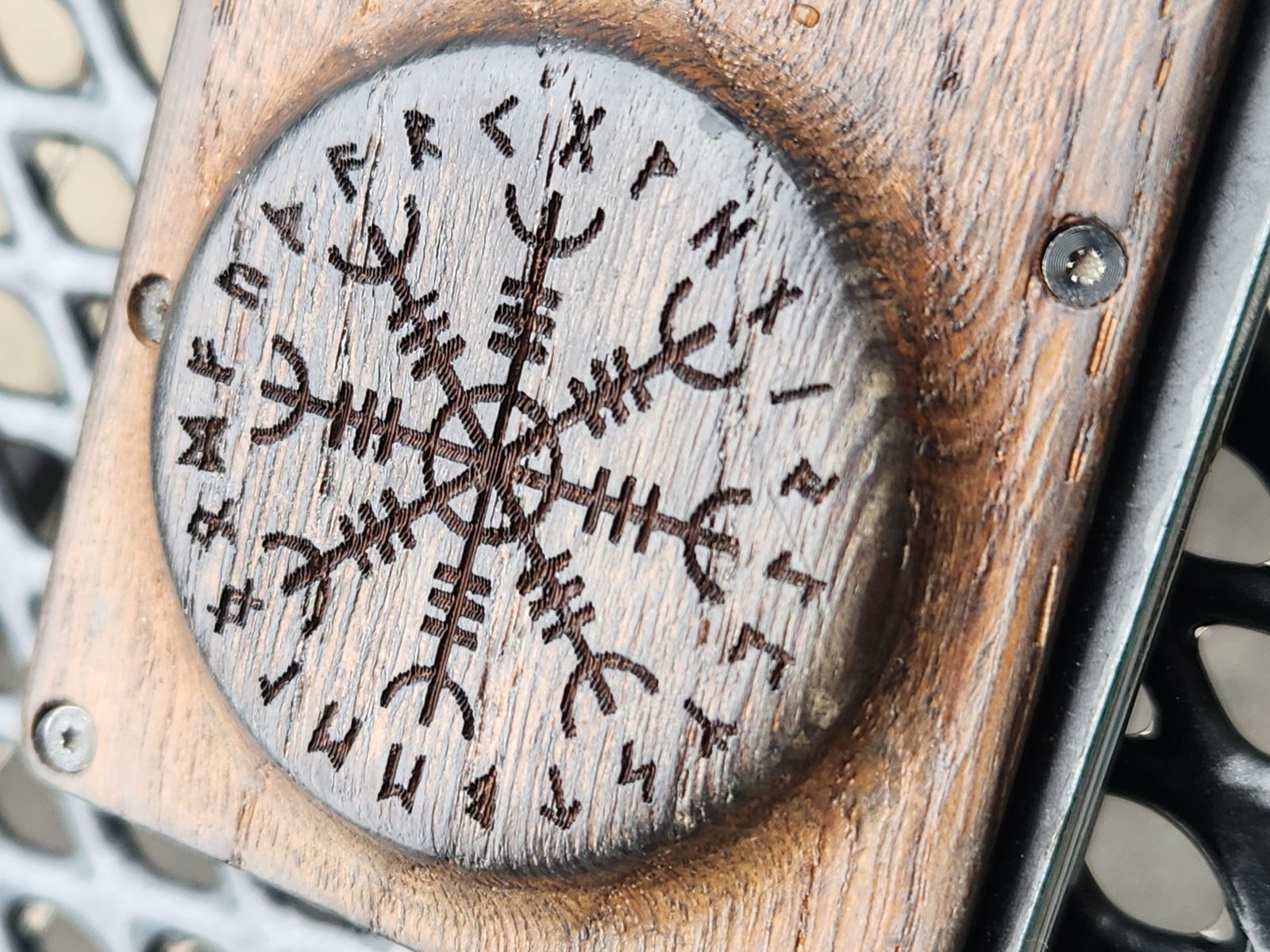 Runensymbol auf Geldbeutel